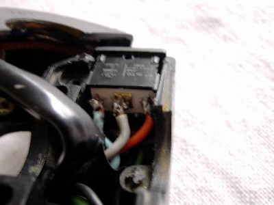 bitte kein kommentar über meine Lötkünste! Und hier ist der schalter auch noch falschherum eingebaut....